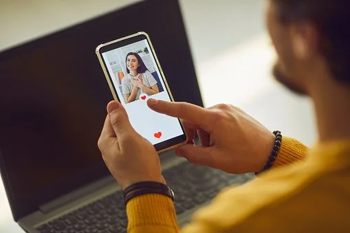 Online relationships;  Pros and Cons